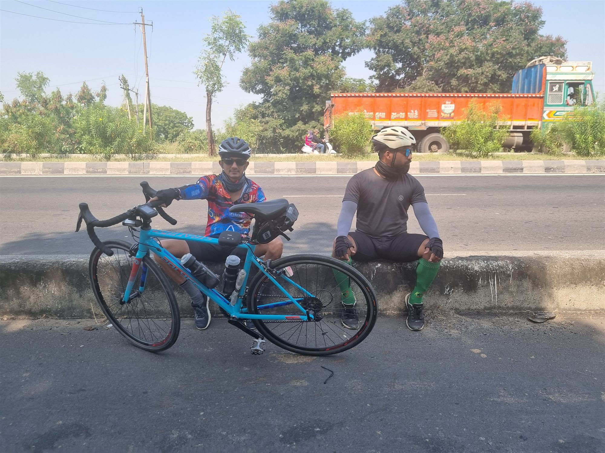 A pause on the Vadodara–Halol highway, sun fully out by now